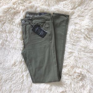 *NWT* American Eagle Olive Jegging